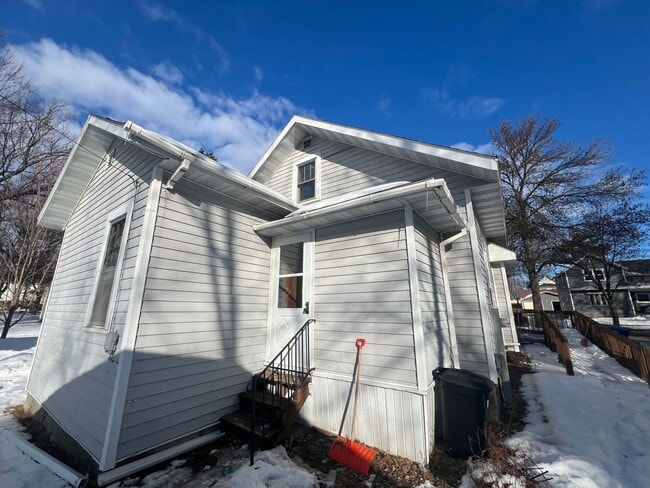 Photo - Click the “Apply Now” button or email wapmrentals@gmail.com for a prompt response.