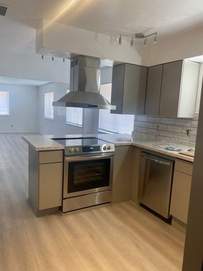 Beautiful remodeled home in northeast heig... - Beautiful remodeled home in northeast heig...