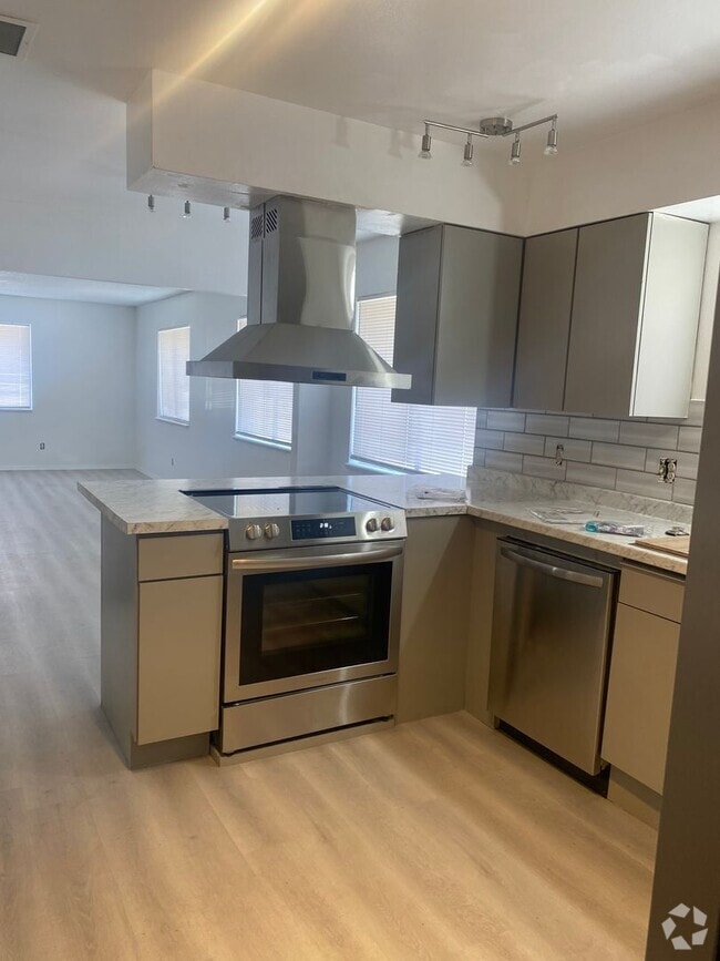 Building Photo - Beautiful remodeled home in northeast heig...