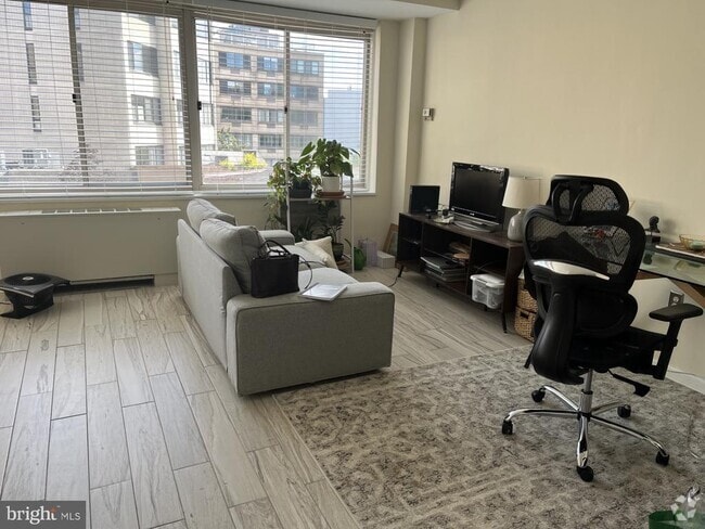 Building Photo - 922 24th St NW Unit 506 Rental