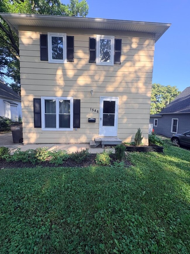 Building Photo - Stunning 4 Bed Home