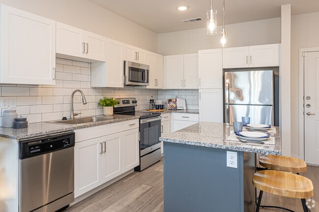 1BR, 1BA - 797SF