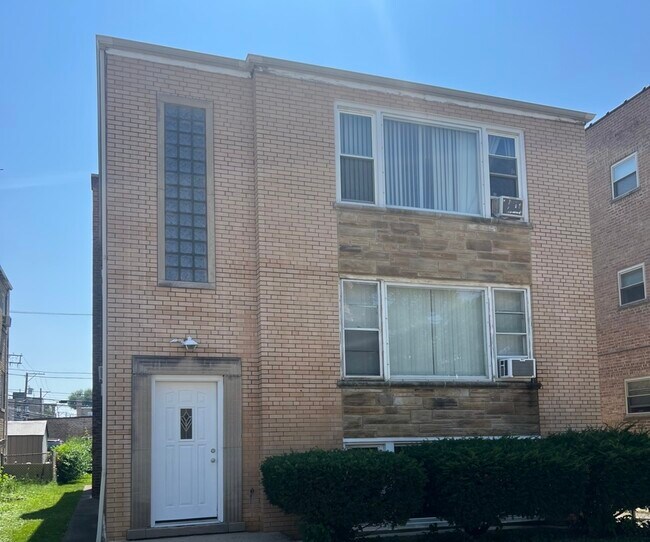 Building Photo - 2417 W Bryn Mawr Ave Unit G