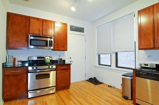 Photo - UK Village 2 Bed Duplex. Outdoor Space. Laundry. Separate Dining Room. Free Internet Unidad 1F