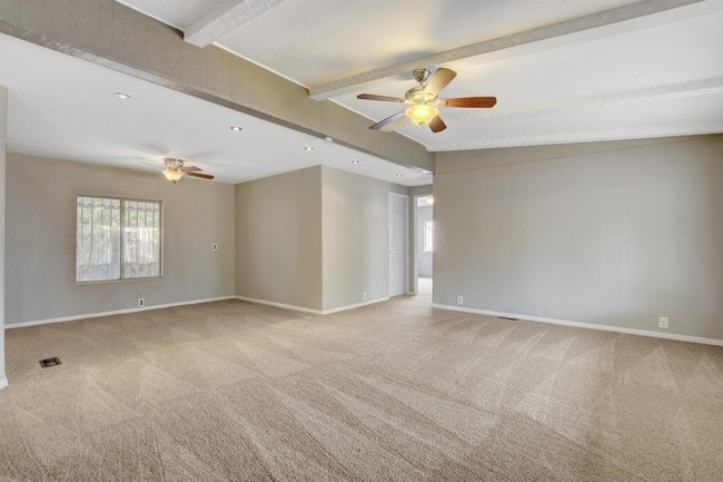 Photo - 136 Sir Thomas Dr