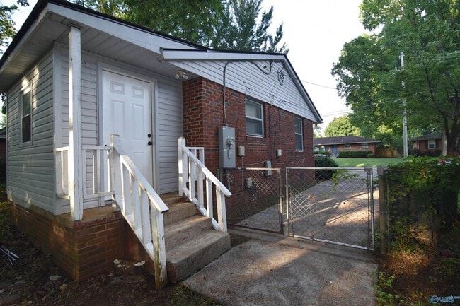 Photo - 411 Ewing St NW