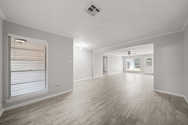 Photo - 5013 Camden Ln