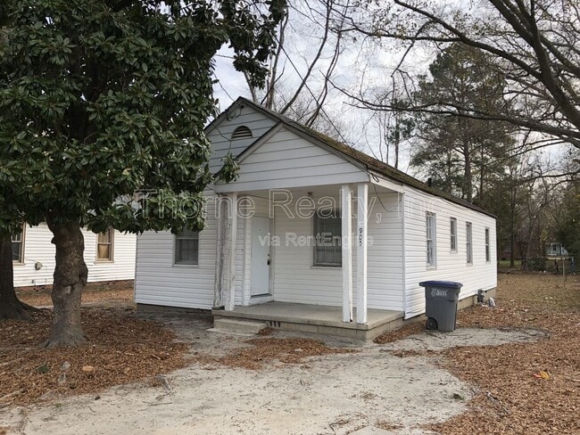 Building Photo - 905 Pender St