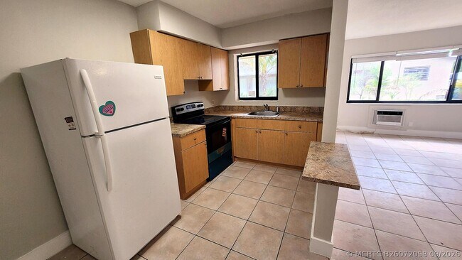 435 NW 41st St Unit 4