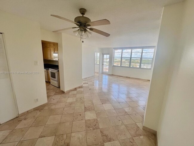 Photo - 2025 NE 164th St Unidad 716