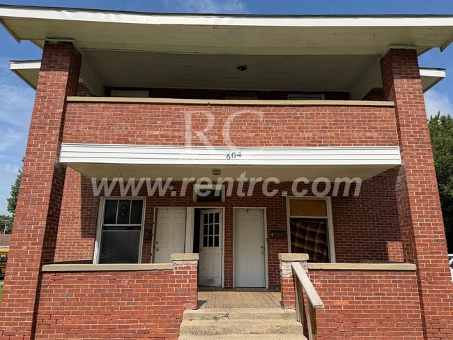 Building Photo - 604 N Main St