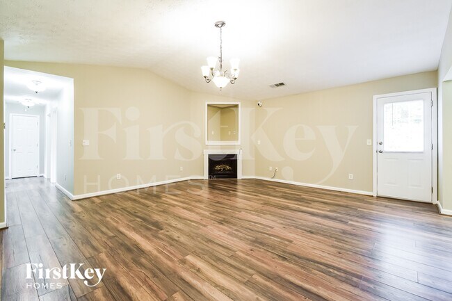 Photo - 738 Trickle Ln