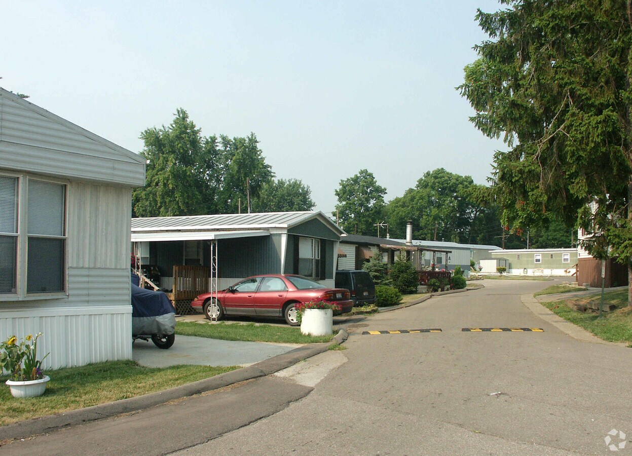 Exterior View - 8001 Hamilton Ave Apartments