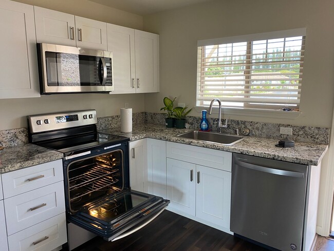 Building Photo - Napili - Newer 2 bedroom, 1 bath. Across the street from Napili Bay.