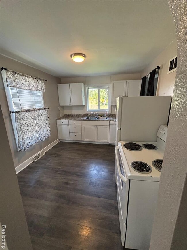 Photo - 9047 Davison Rd