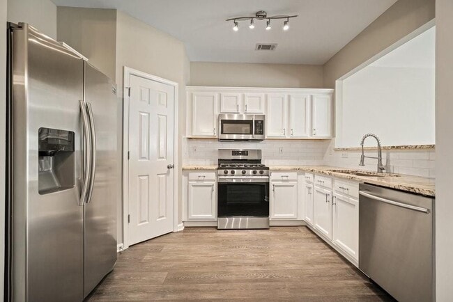 Building Photo - 2045 Lakeshore Overlook Dr