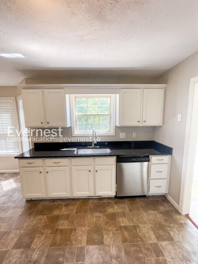 Photo - 1504 Apache Way