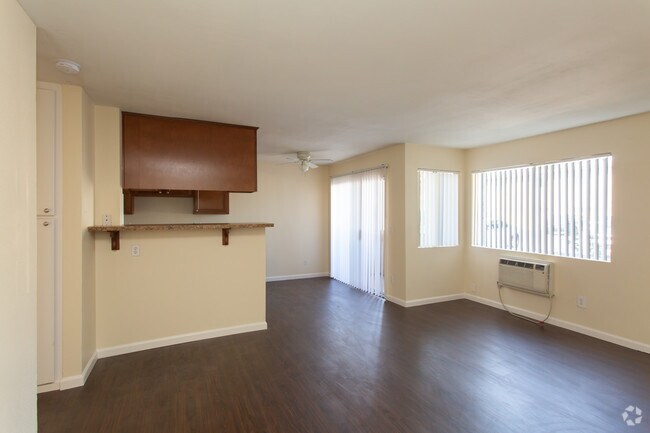 2 BR, 1 BA - 800 SF