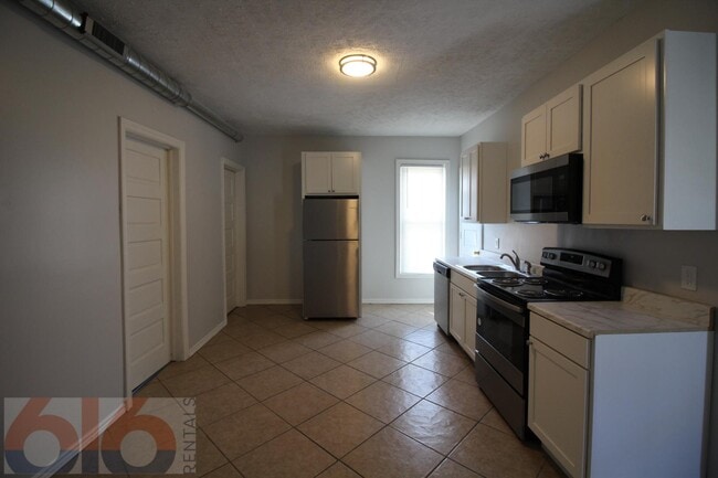 Photo - 27 National Ave SW