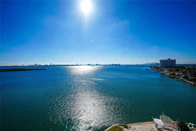 Building Photo - 11111 Biscayne Blvd Unit 14D Rental