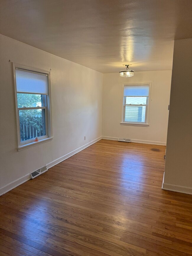 Photo - 242 Adelaide Pl