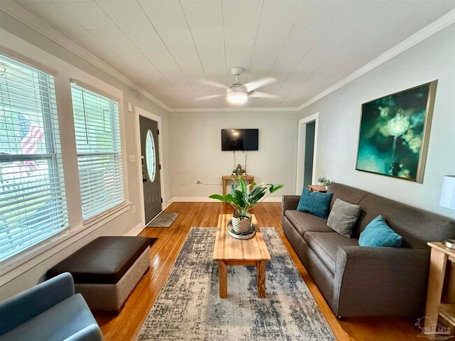 2624 W De Soto St