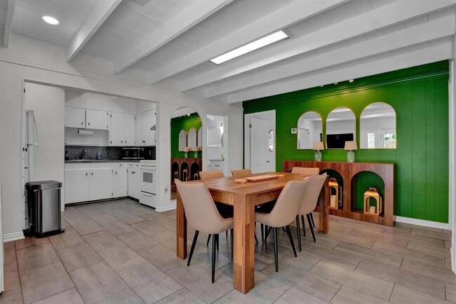 Photo - 211 Lessin Ln