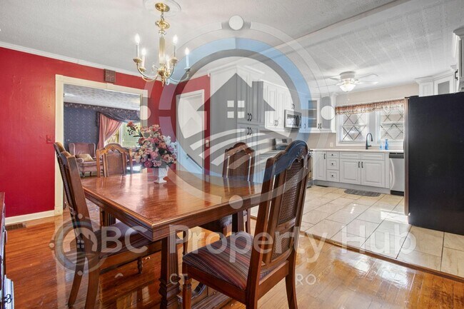 Photo - 305 E 3rd St