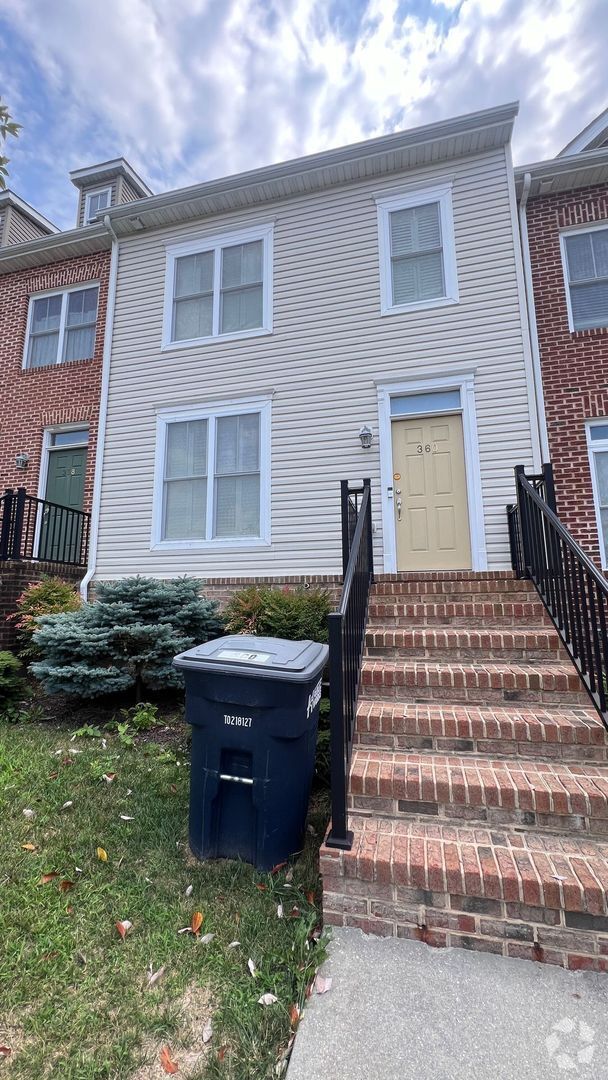 Building Photo - Stylish Townhome for Rent  Near the Heart ...