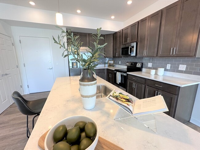 Building Photo - 660 E Cypress St Unit 306