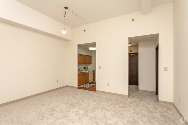 1BR, 1BA - 570 - 1,210SF