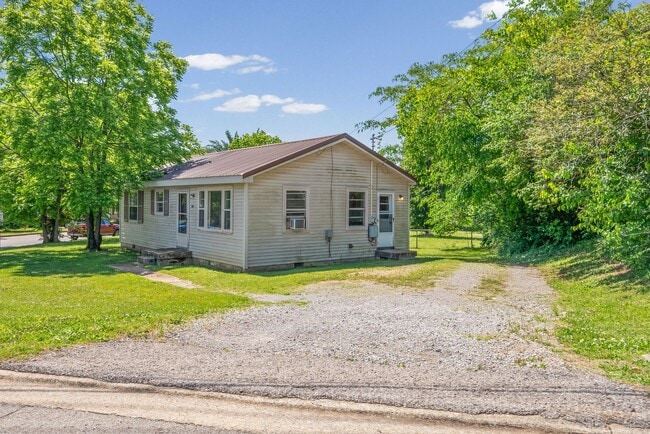Photo - 3 Bedroom Home For Rent Near Lowes On Madison Street!