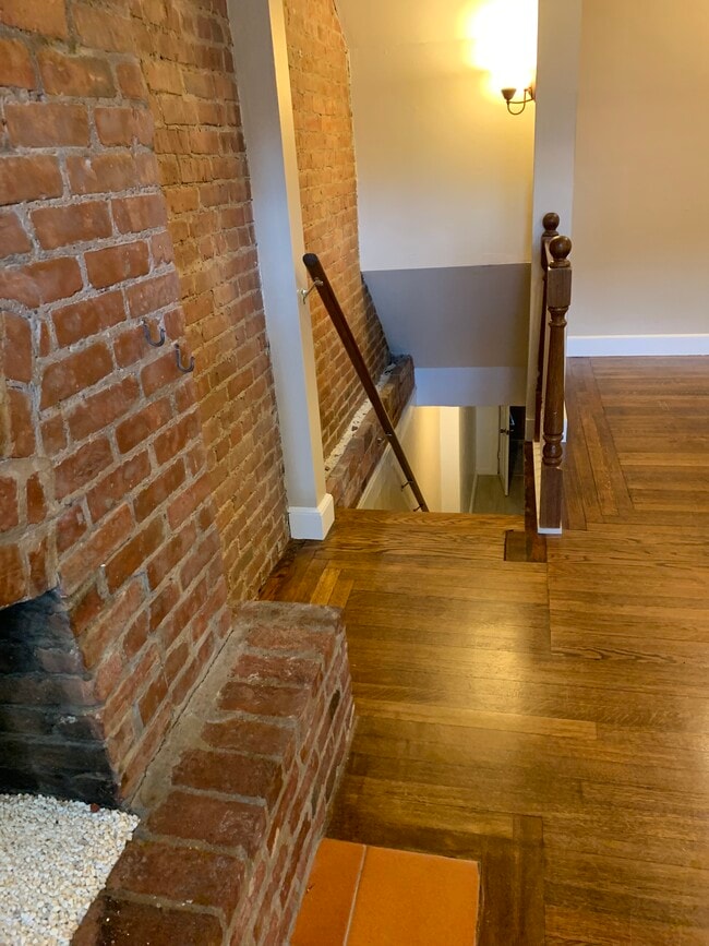 Escalera a la cocina de la planta baja, baño. - 88 Harvard Ave Unidad #1 apartment