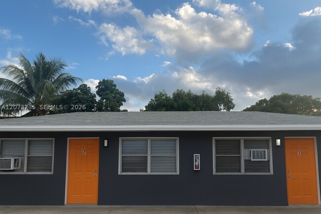 Building Photo - 2865 NW 22nd St Unit 1