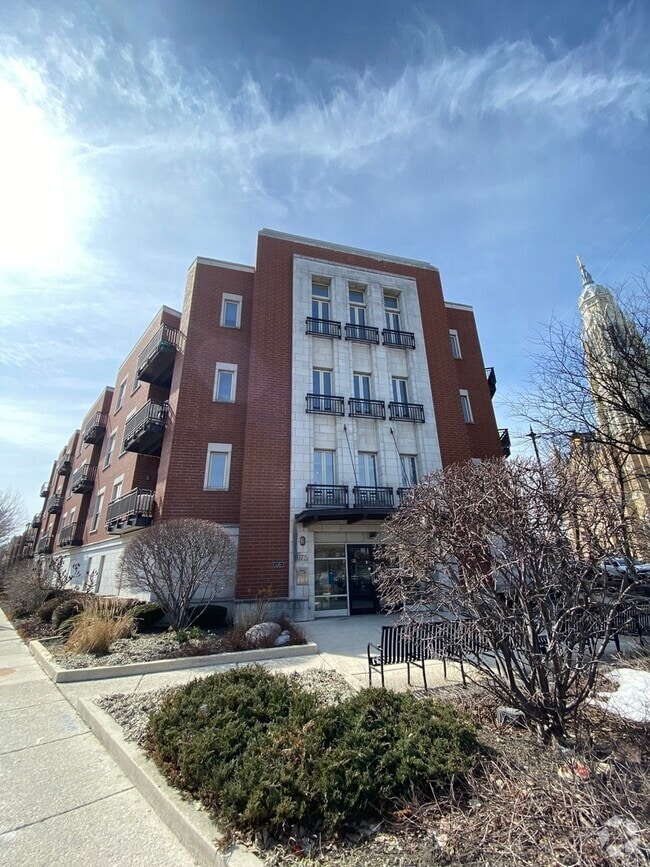 Building Photo - 1075 W Roosevelt Rd Unit 302 Rental