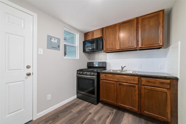 Photo - 800 E Adoue Ave