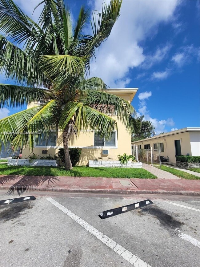 Building Photo - 895 80th St Unit C