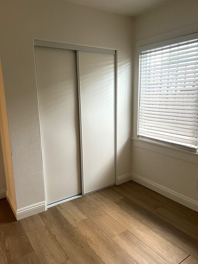 Photo - 227-229 E 78th St Unidad 227 1/2