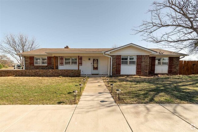 Building Photo - 1901 Tanglewood Blvd Rental