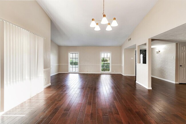 Photo - 925 Lombardy Dr