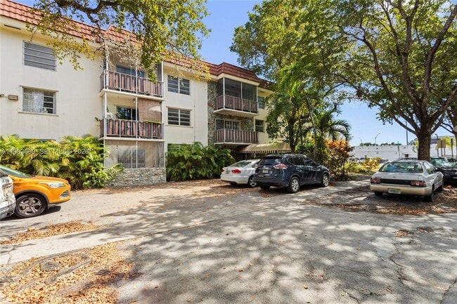 Building Photo - 13655 NE 10th Ave Unit 304