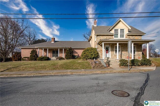 Photo - 373 E High St