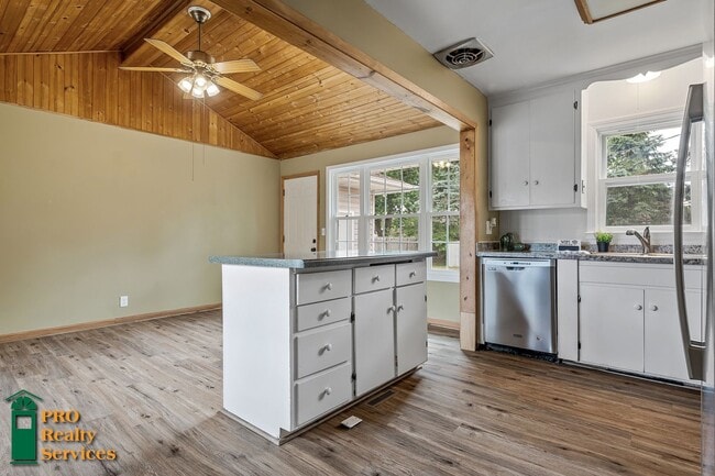 4 Bedroom Home in Brooklyn Center - 4 Bedroom Home in Brooklyn Center
