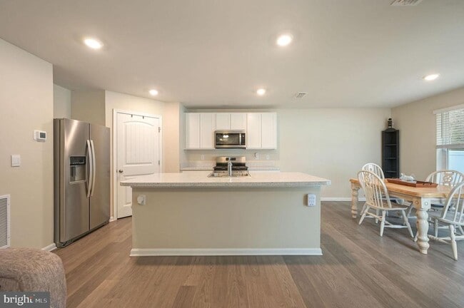 Photo - 504 Currant Cir