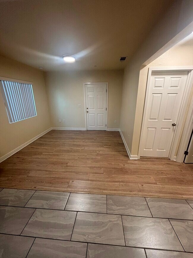 Photo - 329 1/2 E Gage Ave