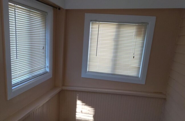 Enclosed Porch - 316 Olive St Apartments Unit 316