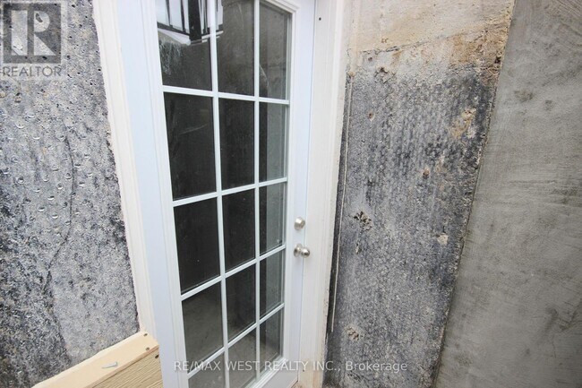 Photo - 152 The Queensway