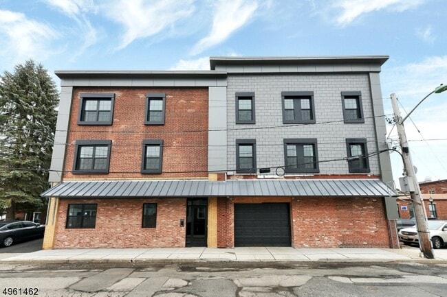 Building Photo - 8 Personette St Unit 6
