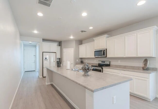 Cocina - 40768 W Rio Grande Dr