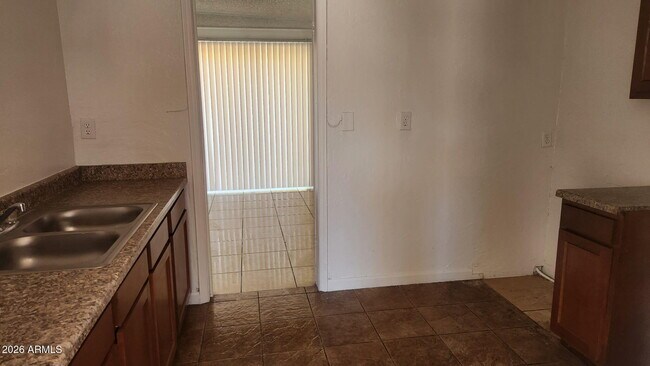 Building Photo - 2240 W Morten Ave Unit Apt A
